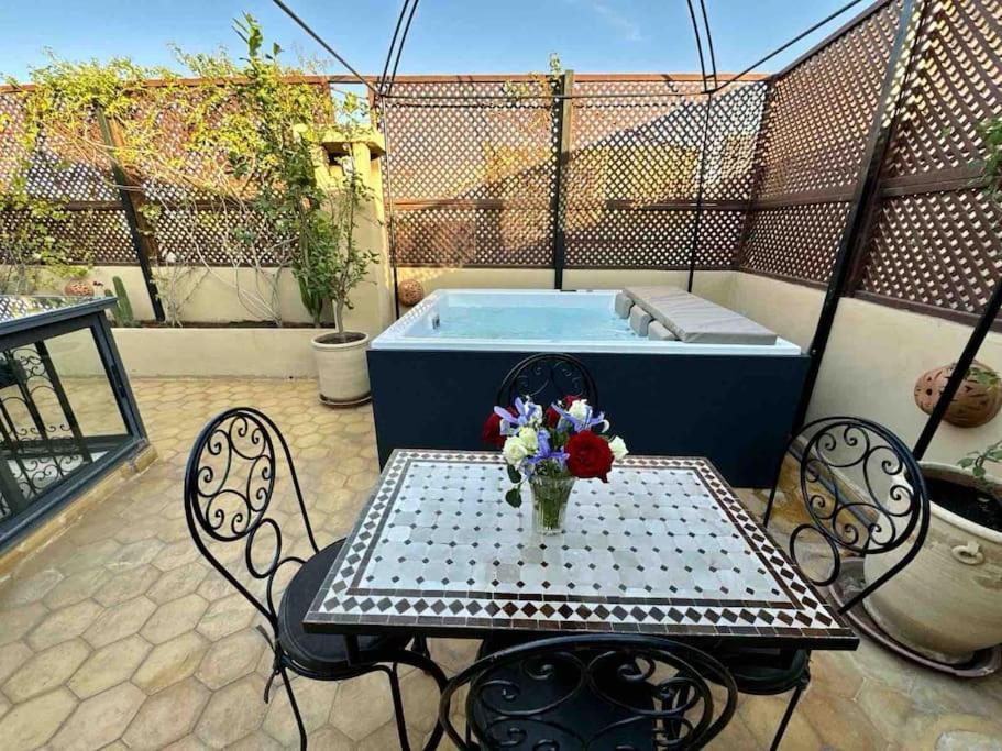 Riad Art De Vivre Avec Jacuzzi Marrakesh Exterior photo